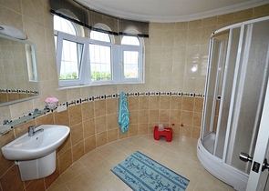 فيلا مع بركة سباحة خاصة في الانيا