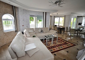 فيلا مع بركة سباحة خاصة في الانيا