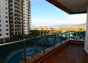 شقة بإطلالات جبلية ساحرة في منطقة محمود لار – ألانيا