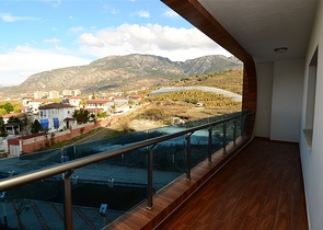 شقة بإطلالات جبلية ساحرة في منطقة محمود لار – ألانيا