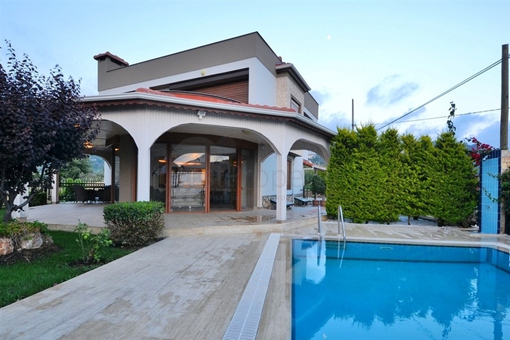 فيلا فاخرة في الانيا / تركيا 