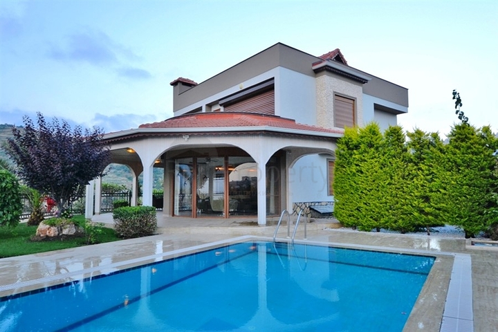 فيلا فاخرة في الانيا / تركيا 