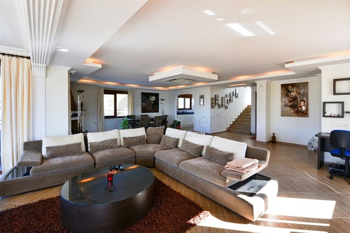 فيلا فاخرة في الانيا / تركيا 