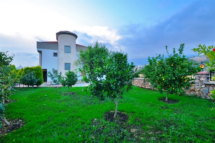 فيلا فاخرة في الانيا / تركيا 