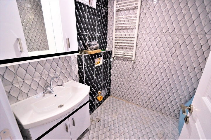 شقة واسعة في احد المجمعات على بعد 200 متر من شاطئ البحر في منطقة ليمان – أنطاليا