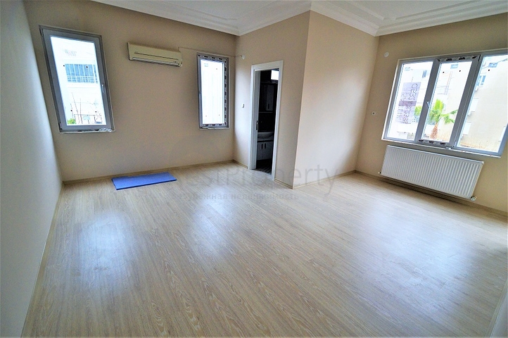 شقة واسعة في احد المجمعات على بعد 200 متر من شاطئ البحر في منطقة ليمان – أنطاليا