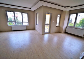 شقة واسعة في احد المجمعات على بعد 200 متر من شاطئ البحر في منطقة ليمان – أنطاليا