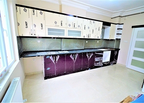 شقة واسعة في احد المجمعات على بعد 200 متر من شاطئ البحر في منطقة ليمان – أنطاليا