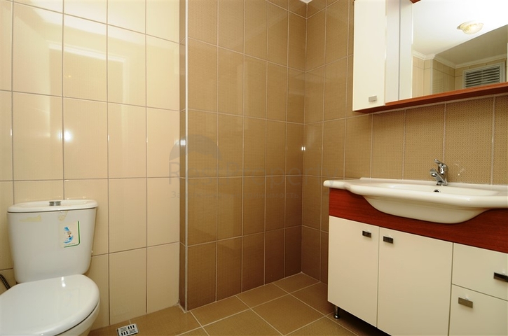 شقة مفروشة ضمن أحد المجمعات بإطلالة ساحرة على البحر الأبيض المتوسط في منطقة محمود لار – ألانيا