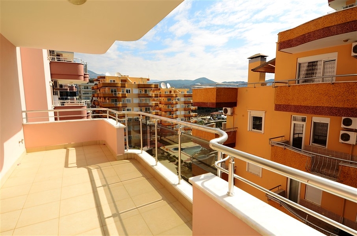 شقة مفروشة ضمن أحد المجمعات بإطلالة ساحرة على البحر الأبيض المتوسط في منطقة محمود لار – ألانيا