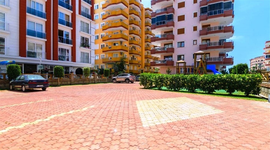 شقة مفروشة ضمن أحد المجمعات بإطلالة ساحرة على البحر الأبيض المتوسط في منطقة محمود لار – ألانيا