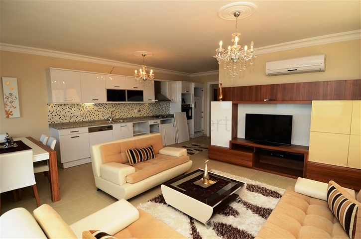 شقة مفروشة ضمن أحد المجمعات بإطلالة ساحرة على البحر الأبيض المتوسط في منطقة محمود لار – ألانيا