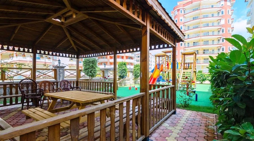 شقة مفروشة ضمن أحد المجمعات بإطلالة ساحرة على البحر الأبيض المتوسط في منطقة محمود لار – ألانيا