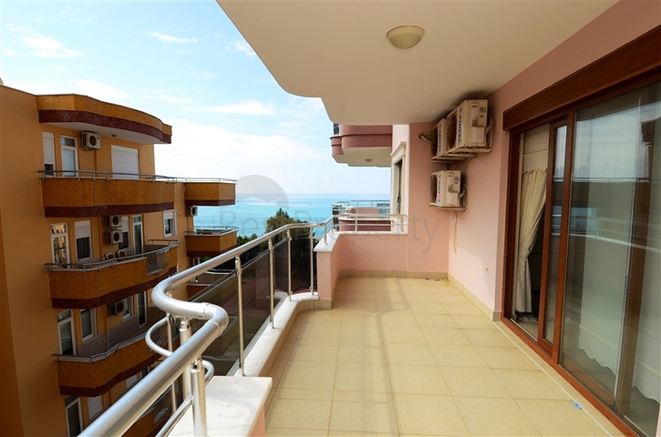 شقة مفروشة ضمن أحد المجمعات بإطلالة ساحرة على البحر الأبيض المتوسط في منطقة محمود لار – ألانيا