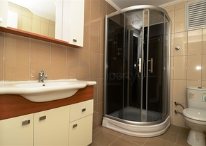 شقة مفروشة ضمن أحد المجمعات بإطلالة ساحرة على البحر الأبيض المتوسط في منطقة محمود لار – ألانيا