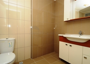 شقة مفروشة ضمن أحد المجمعات بإطلالة ساحرة على البحر الأبيض المتوسط في منطقة محمود لار – ألانيا