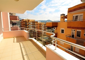 شقة مفروشة ضمن أحد المجمعات بإطلالة ساحرة على البحر الأبيض المتوسط في منطقة محمود لار – ألانيا