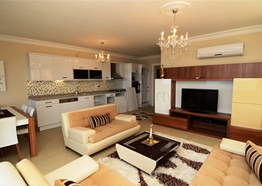 شقة مفروشة ضمن أحد المجمعات بإطلالة ساحرة على البحر الأبيض المتوسط في منطقة محمود لار – ألانيا