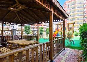 شقة مفروشة ضمن أحد المجمعات بإطلالة ساحرة على البحر الأبيض المتوسط في منطقة محمود لار – ألانيا