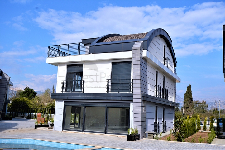 مجمع فيلات في المراحل النهائية من الإنشاء في منطقة كونيالتي – أنطاليا