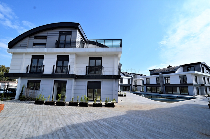 مجمع فيلات في المراحل النهائية من الإنشاء في منطقة كونيالتي – أنطاليا