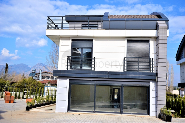 مجمع فيلات في المراحل النهائية من الإنشاء في منطقة كونيالتي – أنطاليا