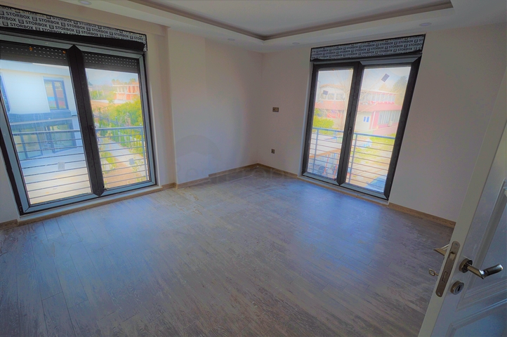 مجمع فيلات في المراحل النهائية من الإنشاء في منطقة كونيالتي – أنطاليا