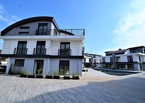 مجمع فيلات في المراحل النهائية من الإنشاء في منطقة كونيالتي – أنطاليا