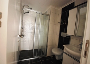 شقة بتخطيط 1+1 في منطقة محمود لار – ألانيا