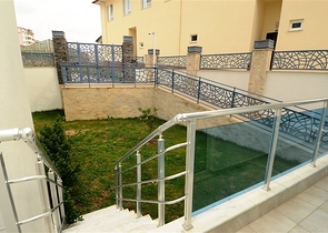 شقة بتخطيط 2+1 مع حديقة ضمن أحد المجمعات الرائعة في منطقة أفسلار – ألانيا