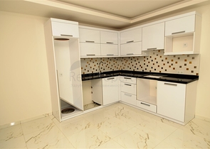 شقة بتخطيط 2+1 مع حديقة ضمن أحد المجمعات الرائعة في منطقة أفسلار – ألانيا