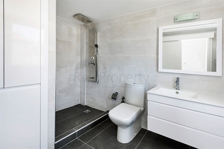 فيلا فاخرة تطل على البحر في شمال مدينة قبرص