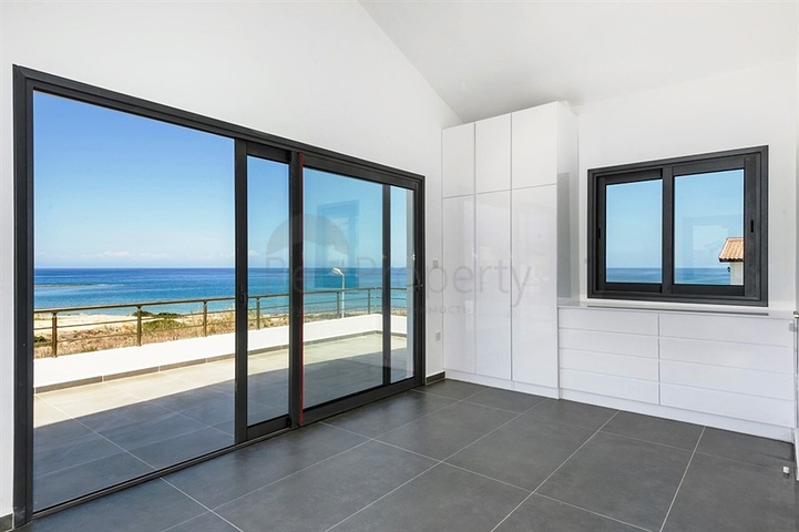 فيلا فاخرة تطل على البحر في شمال مدينة قبرص