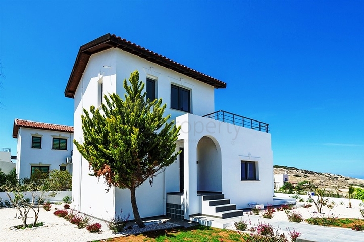 فيلا فاخرة تطل على البحر في شمال مدينة قبرص