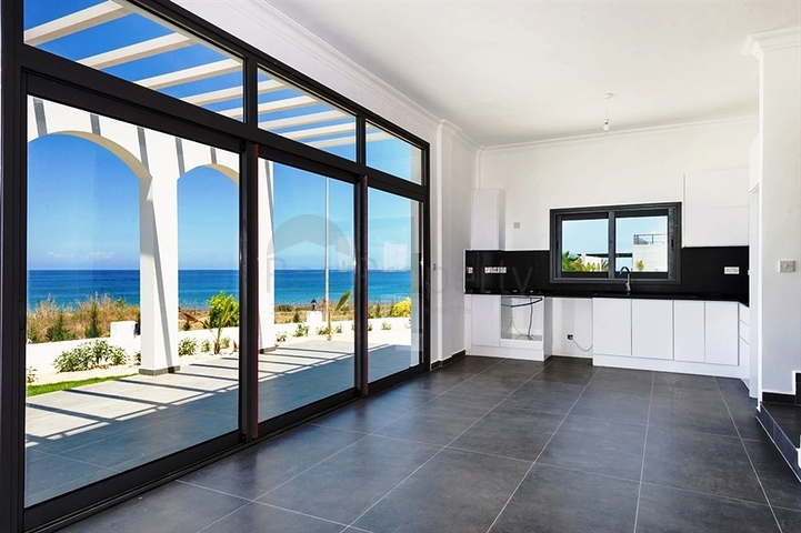 فيلا فاخرة تطل على البحر في شمال مدينة قبرص