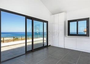 فيلا فاخرة تطل على البحر في شمال مدينة قبرص