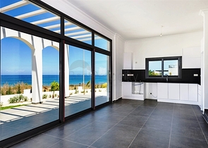 فيلا فاخرة تطل على البحر في شمال مدينة قبرص