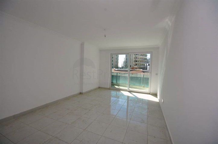 شقة بتخطيط 1+1 ضمن مجمع سكني حديث في منطقة ماحمود لار – ألانيا