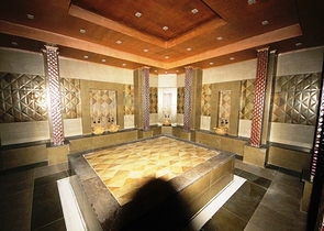 شقة بتخطيط 1+1 ضمن مجمع سكني حديث في منطقة ماحمود لار – ألانيا