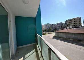 شقة بتخطيط 1+1 ضمن مجمع سكني حديث في منطقة ماحمود لار – ألانيا