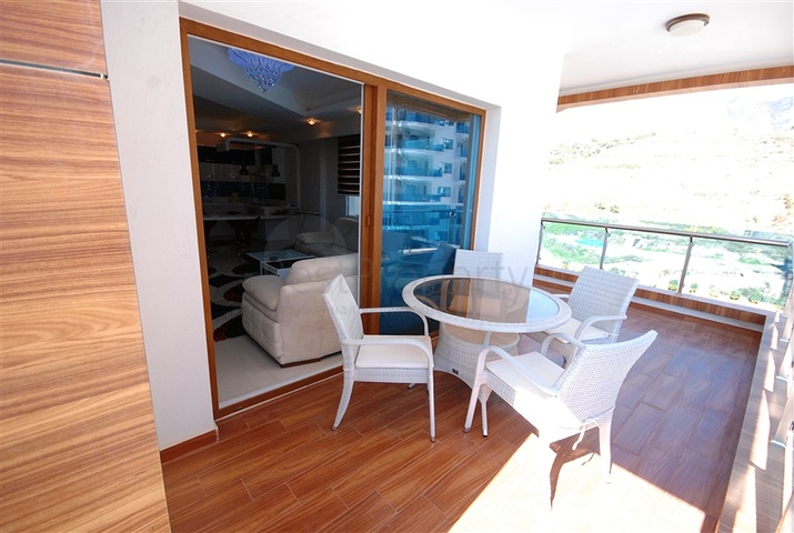 شقة بإطلالة جبلية رائعة ضمن مجمع فاخر في منطقة ماحمود لار – ألانيا