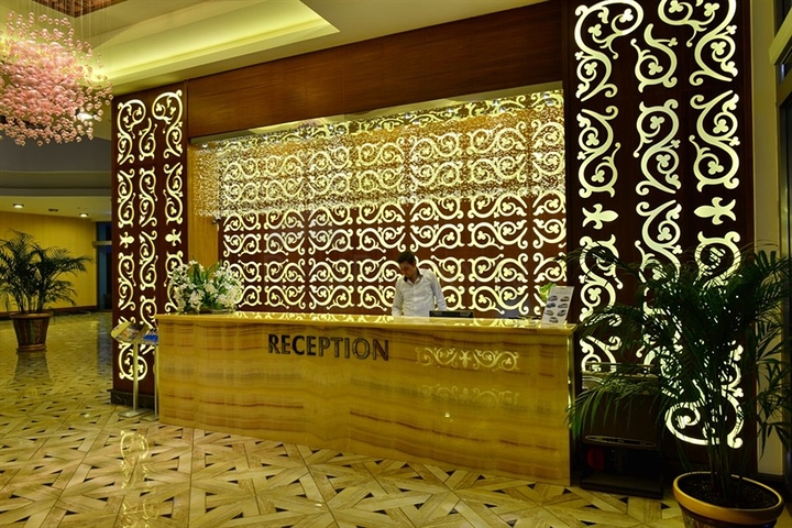 شقة بإطلالة جبلية رائعة ضمن مجمع فاخر في منطقة ماحمود لار – ألانيا