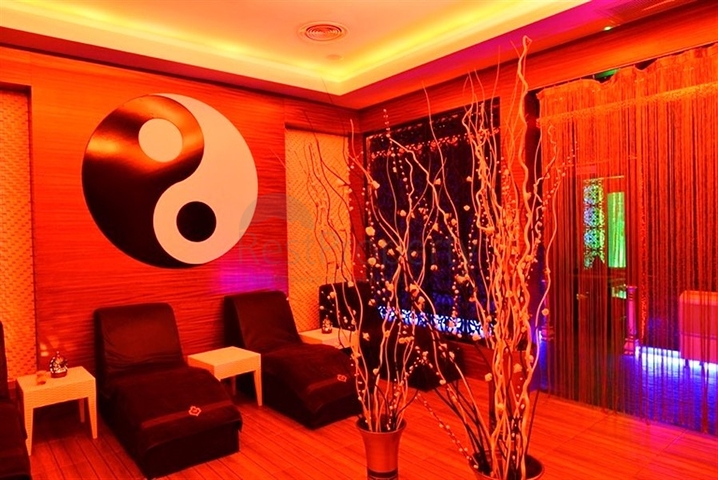 شقة بإطلالة جبلية رائعة ضمن مجمع فاخر في منطقة ماحمود لار – ألانيا