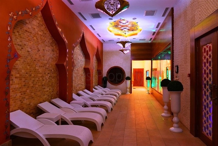 شقة بإطلالة جبلية رائعة ضمن مجمع فاخر في منطقة ماحمود لار – ألانيا