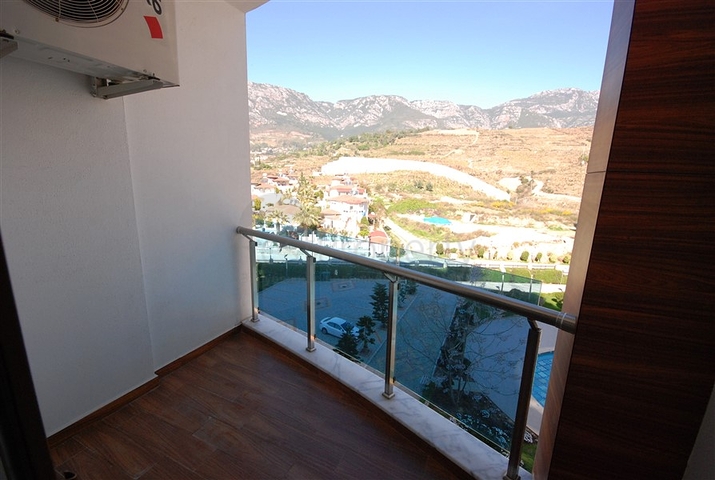 شقة بإطلالة جبلية رائعة ضمن مجمع فاخر في منطقة ماحمود لار – ألانيا