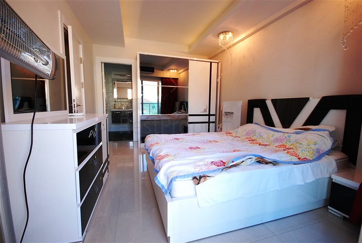 شقة بإطلالة جبلية رائعة ضمن مجمع فاخر في منطقة ماحمود لار – ألانيا