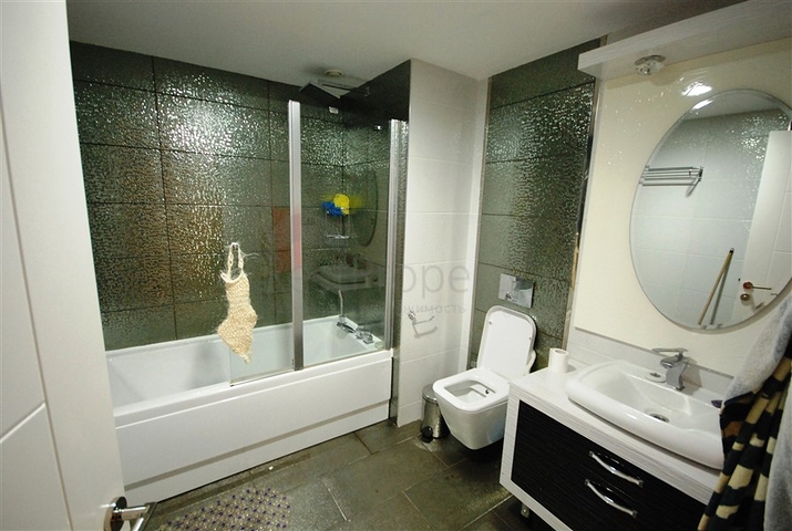 شقة بإطلالة جبلية رائعة ضمن مجمع فاخر في منطقة ماحمود لار – ألانيا