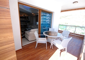 شقة بإطلالة جبلية رائعة ضمن مجمع فاخر في منطقة ماحمود لار – ألانيا