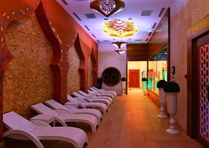 شقة بإطلالة جبلية رائعة ضمن مجمع فاخر في منطقة ماحمود لار – ألانيا