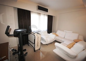 شقة بإطلالة جبلية رائعة ضمن مجمع فاخر في منطقة ماحمود لار – ألانيا